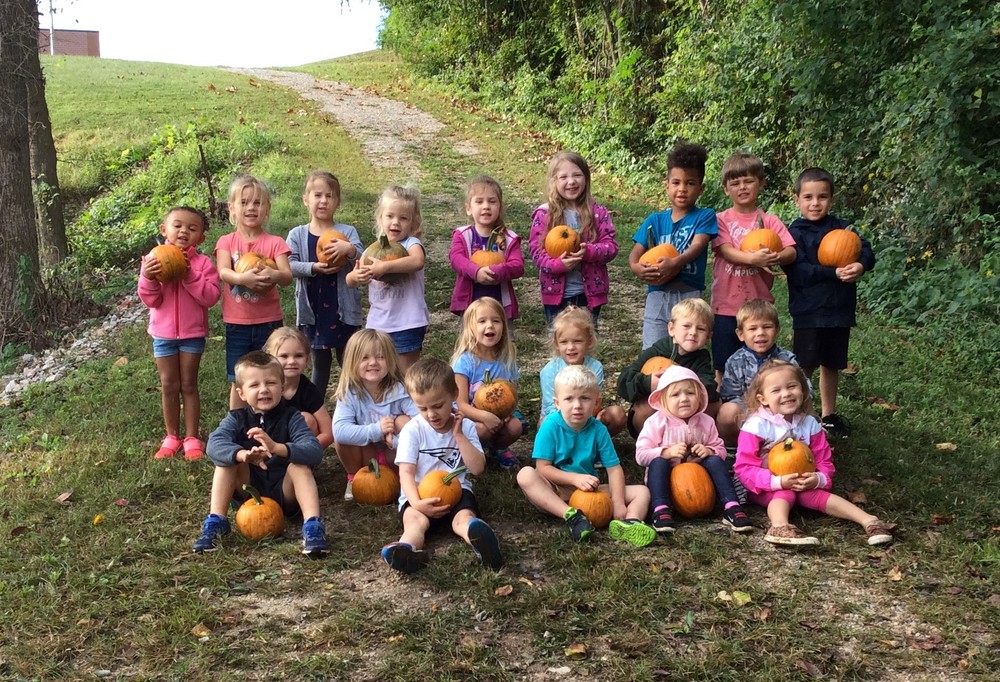 Ste. Genevieve Preschool Picks Pumpkins STE. GENEVIEVE RII SCHOOL DISTRICT