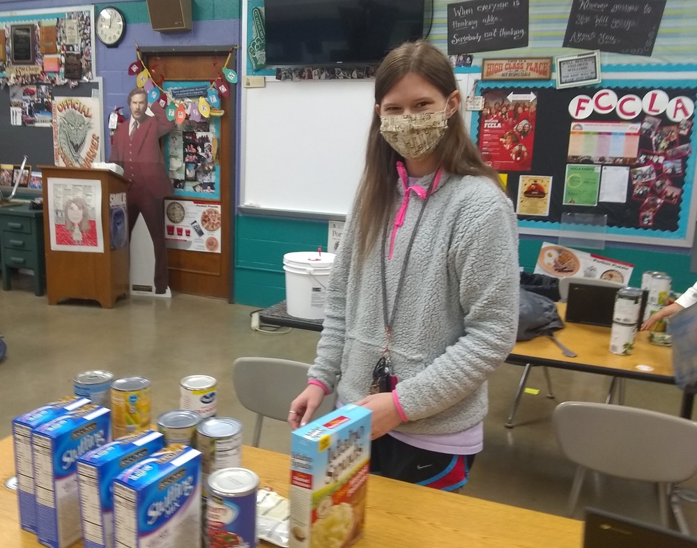 SGHS FCCLA Organizes Thanksgiving Dinner Kit Food Drive